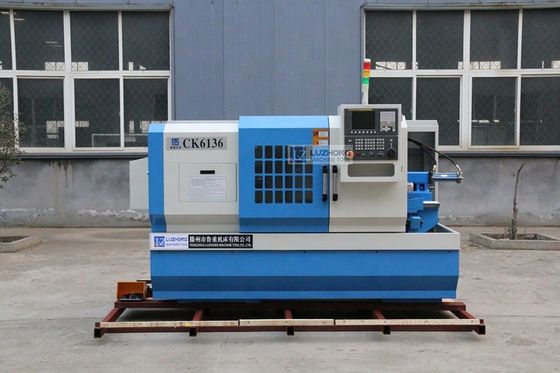 Torno que trabaja a máquina de acero inoxidable del pequeño de CK6136D del CNC torno del metal